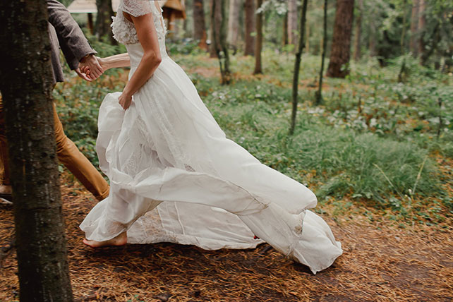 Свадьба в стиле эко-рустик, жених и невеста в беге