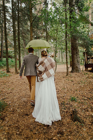 Свадьба в стиле эко-рустик, жених и невеста под зонтом