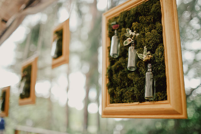 Свадьба в стиле эко-рустик, панно из бутылок и мха