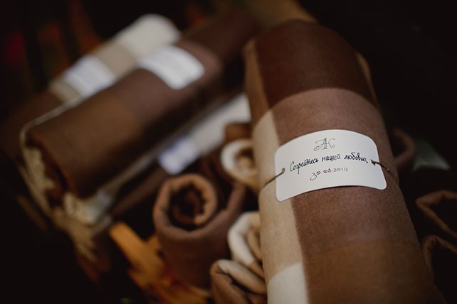 Свадьба в стиле эко-рустик, бонбоньерки - пледы