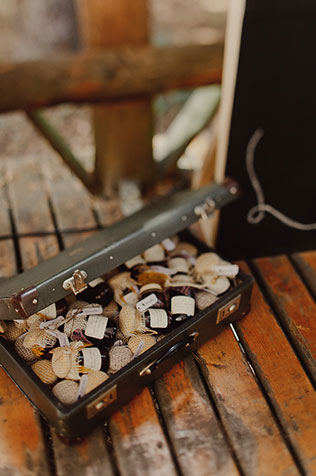 Свадьба в стиле эко-рустик, бобоньерки