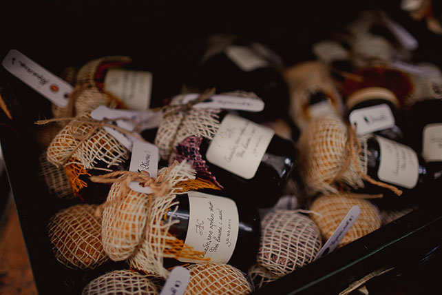 Свадьба в стиле эко-рустик, бобоньерки