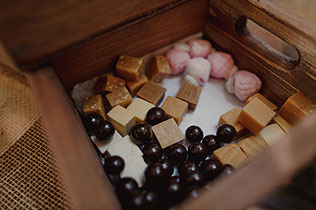 Свадьба в стиле эко-рустик, сладкий стол