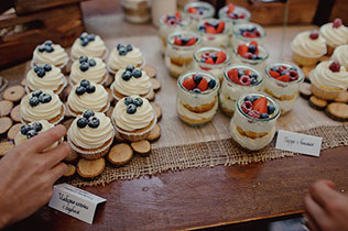 Свадьба в стиле эко-рустик, сладкий стол