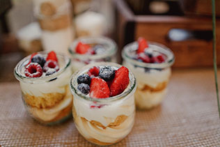 Свадьба в стиле эко-рустик, сладкий стол