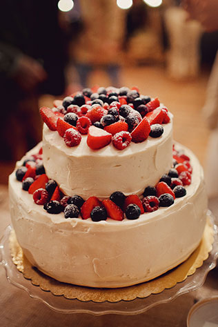 Свадьба в стиле эко-рустик, свадебный торт с ягодами