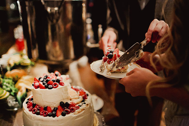 Свадьба в стиле эко-рустик, свадебный торт с ягодами