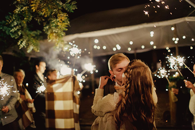 Свадьба в стиле эко-рустик, бенгальские огни