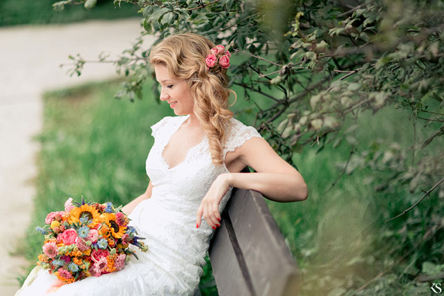 летняя свадьба в стиле рустик, жених и невеста