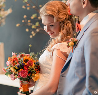 летняя свадьба в стиле рустик, жених и невеста