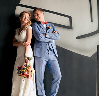 летняя свадьба в стиле рустик, жених и невеста