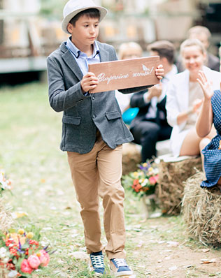 летняя свадьба в стиле рустик, выход жениха