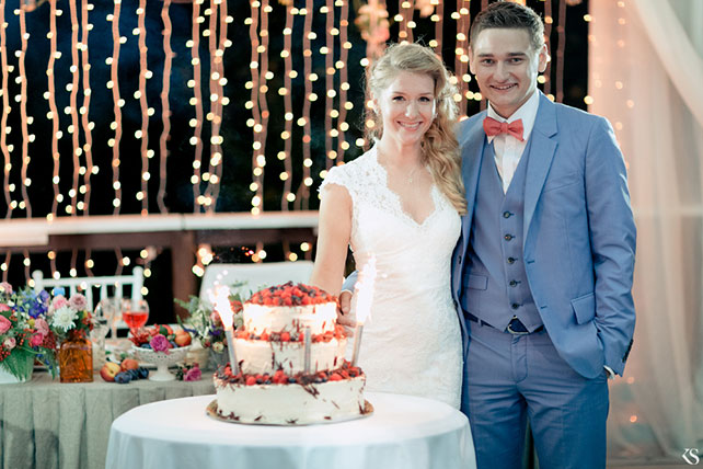 летняя свадьба в стиле рустик, жених, невеста и торт