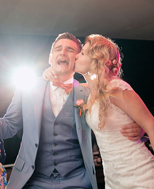 летняя свадьба в стиле рустик, жених и невеста