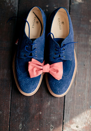 летняя свадьба в стиле рустик, туфли и бабочка жениха