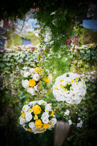 лимонная свадьба в Италии, цветочные шары в декоре церемонии