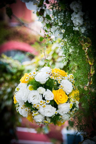 лимонная свадьба в Италии, цветочные шары в декоре церемонии