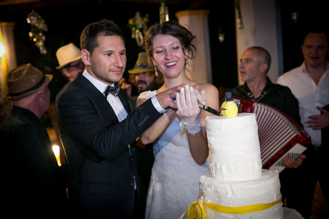 лимонная свадьба в Италии, жених и невеста режут торт