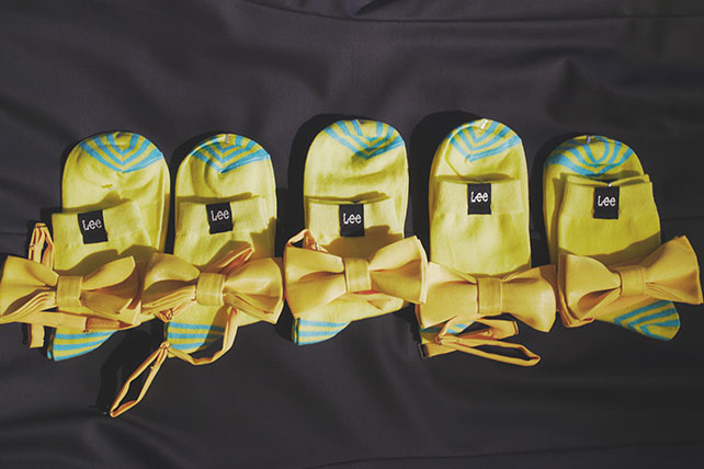 лимонно-жёлтая свадьба, желтые бабочки и носки друзей жениха