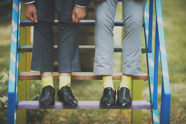 лимонно-жёлтая свадьба, желтые носки друзей жениха