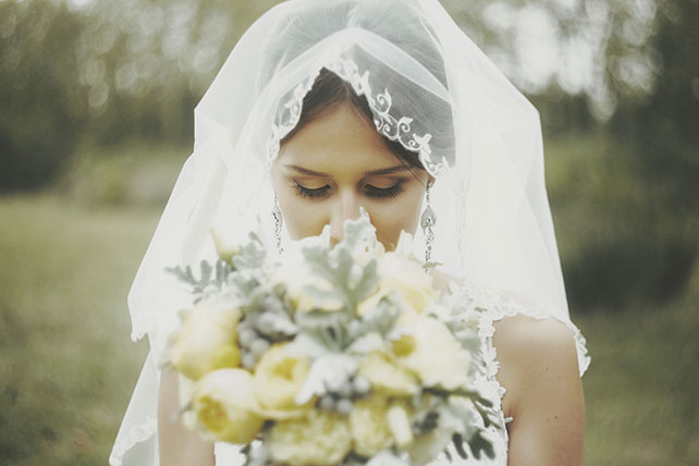 лимонно-жёлтая свадьба, желтый букет невесты, серьги невесты