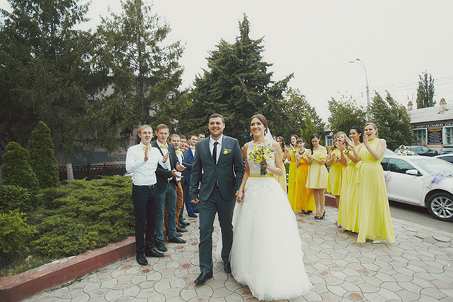 лимонно-жёлтая свадьба, жених, невеста и гости