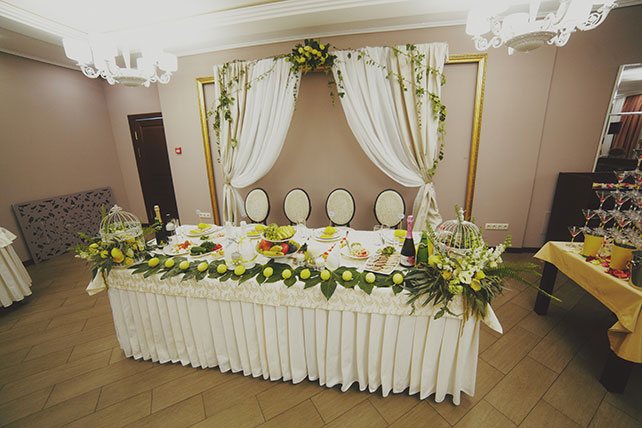 лимонно-жёлтая свадьба, стол молодоженов