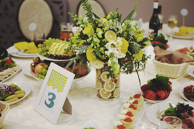 лимонно-жёлтая свадьба,композиция на стол с лимонами