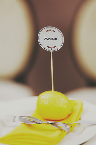 лимонно-жёлтая свадьба, рассадочные карточки из лимонов