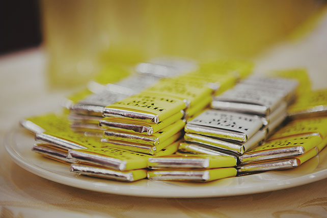 лимонно-жёлтая свадьба, жених, бонбоньерки шоколад