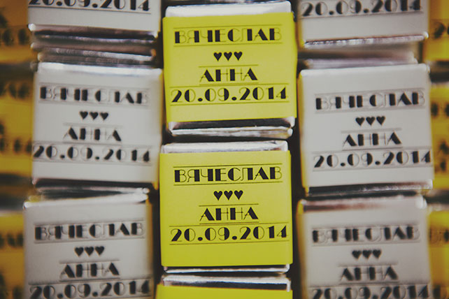 лимонно-жёлтая свадьба, жених, бонбоньерки шоколад