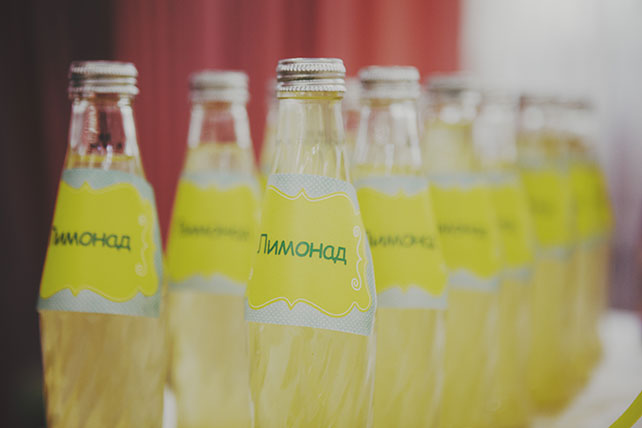 лимонно-жёлтая свадьба, жених, лимонад