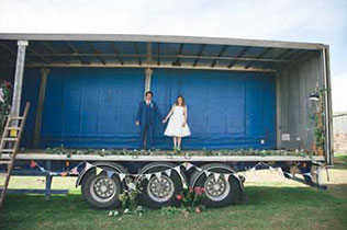 хендмейд свадьба Лизы и Фреда, жених и невеста, свадебная фотосессия в трейлере