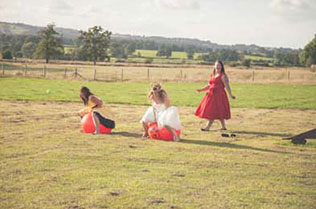 хендмейд свадьба Лизы и Фреда, фитболы на лужайке