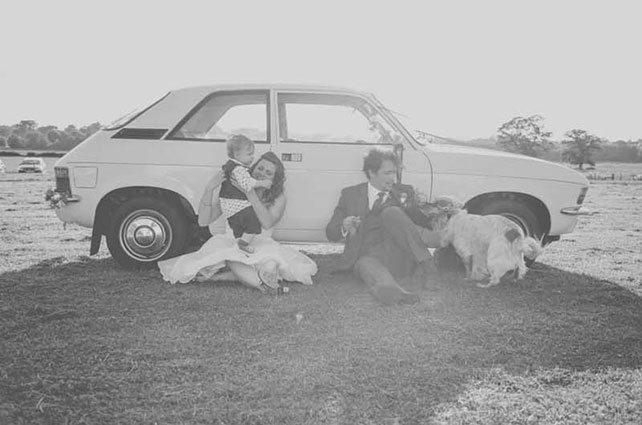 хендмейд свадьба Лизы и Фреда, жених и невеста около машины