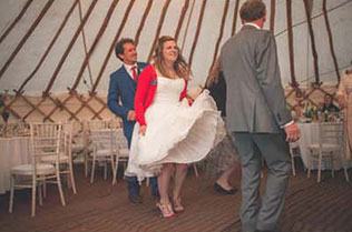 хендмейд свадьба Лизы и Фреда, декор зала, жених и невеста танцуют