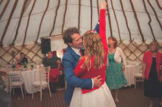 хендмейд свадьба Лизы и Фреда, декор зала, жених и невеста танцуют