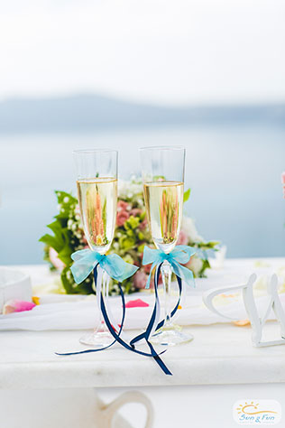 Лучезарная свадьба на Санторини, бокалы с шампанским