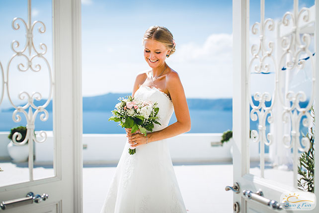 Лучезарная свадьба на Санторини, невеста с букетом