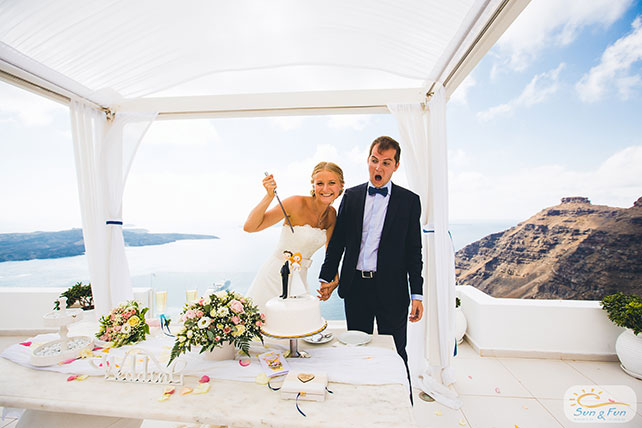 Лучезарная свадьба на Санторини, жених и невеста со свадебным тортом