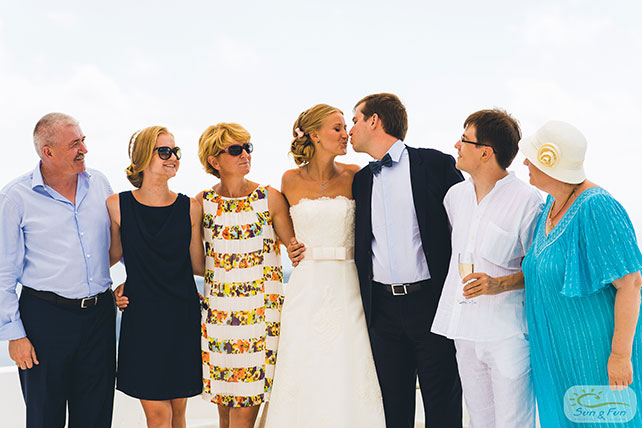 Лучезарная свадьба на Санторини, жених и невеста с гостями