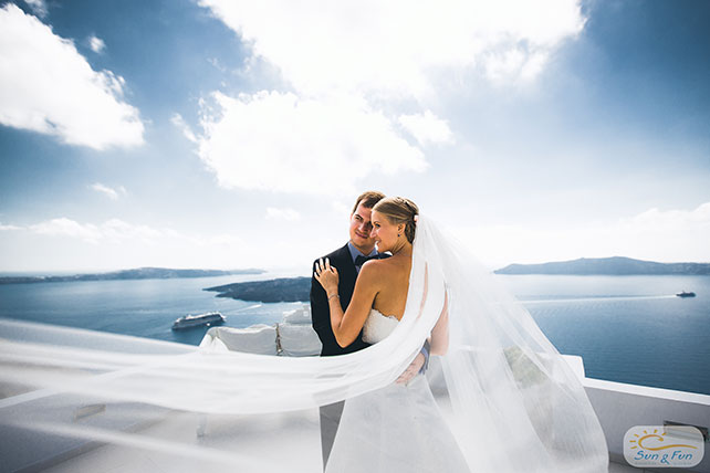 Лучезарная свадьба на Санторини, жених и невеста