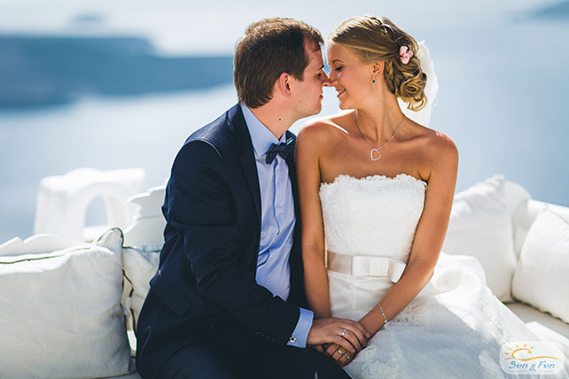 Лучезарная свадьба на Санторини, жених и невеста