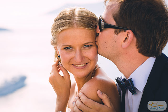 Лучезарная свадьба на Санторини, жених и невеста