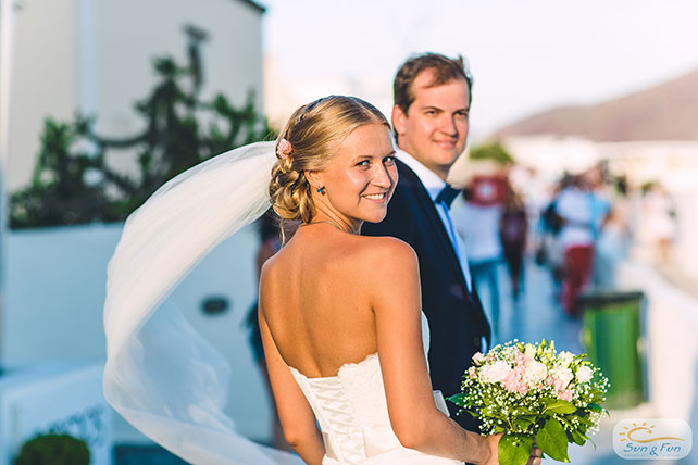 Лучезарная свадьба на Санторини, жених и невеста на городских улицах