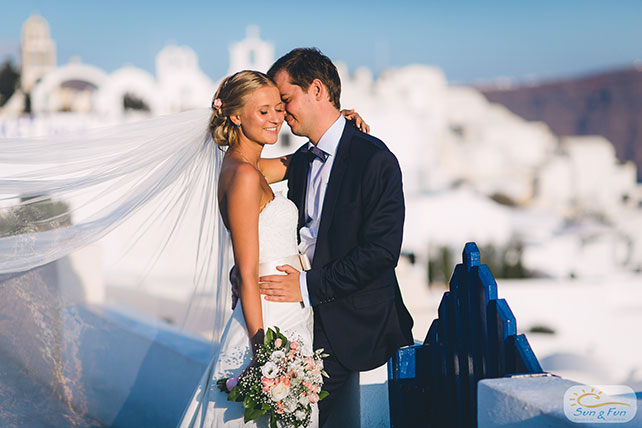 Лучезарная свадьба на Санторини, жених и невеста на городских улицах