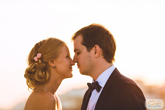 Лучезарная свадьба на Санторини, жених и невеста на городских улицах