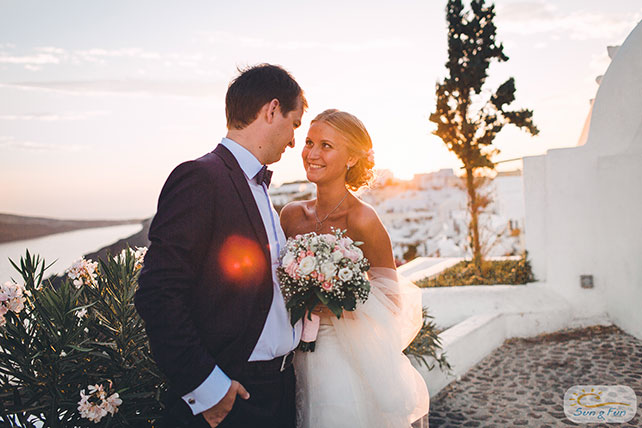 Лучезарная свадьба на Санторини, жених и невеста на городских улицах