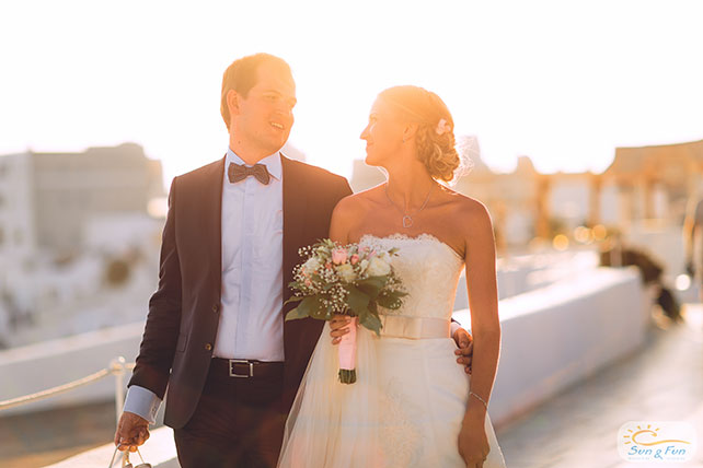 Лучезарная свадьба на Санторини, жених и невеста на городских улицах