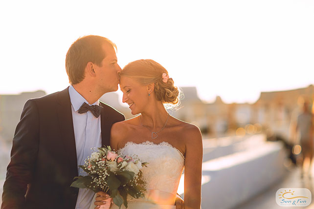 Лучезарная свадьба на Санторини, жених и невеста на городских улицах